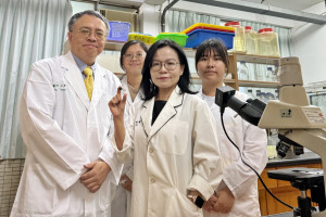 弘光科大教授羅婉瑜（右二）和中國醫藥大學附設醫院心臟血管系跨校院合作，研發「智能奈米水膠」。（弘光科大提供）