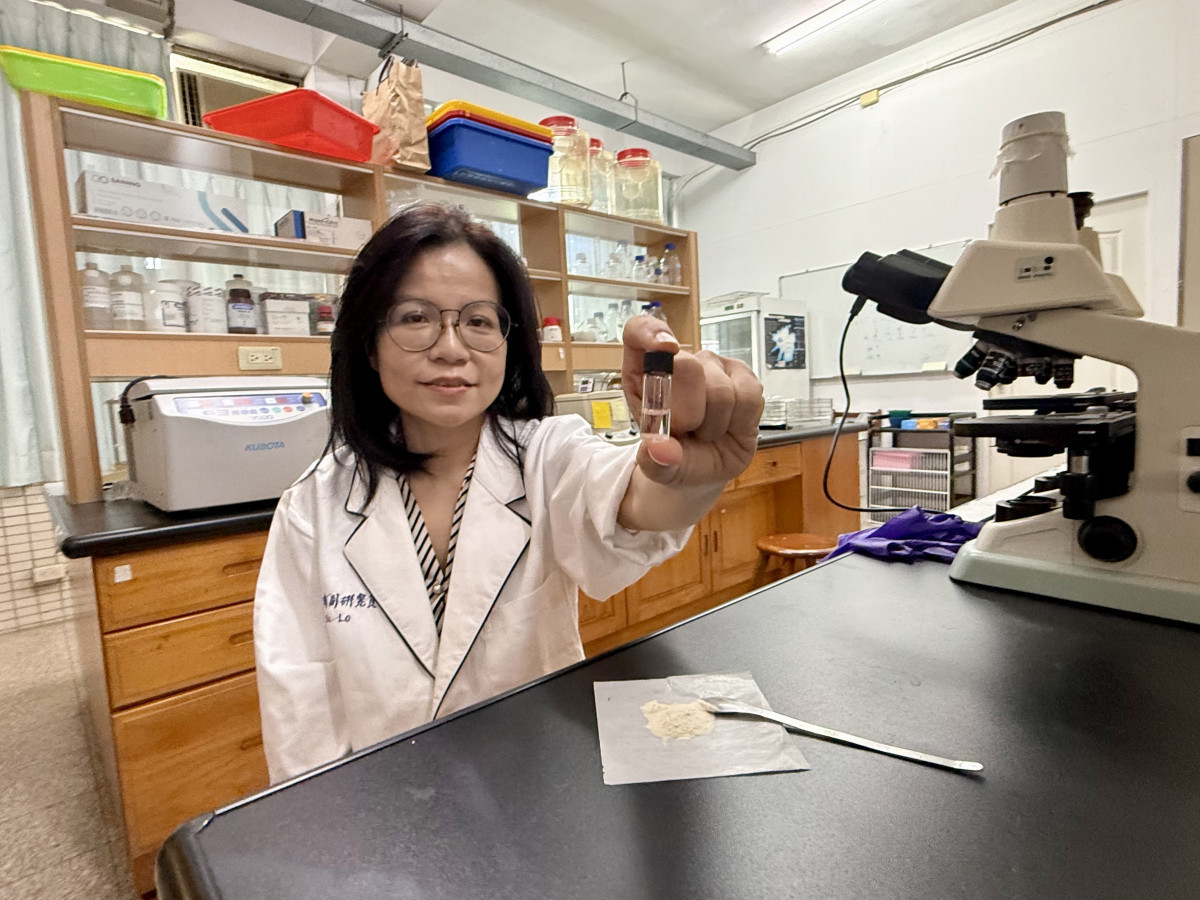 食科系教授羅婉瑜帶領研究團隊研發「智能奈米水膠」,改善糖尿病傷口截肢困境。