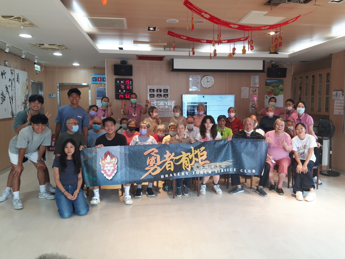 彩虹居長者與勇者有炬志工合影