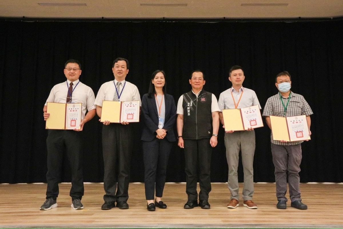 桃園市政府社會局長陳寶民頒發感謝狀林口長庚醫院團隊。<br />