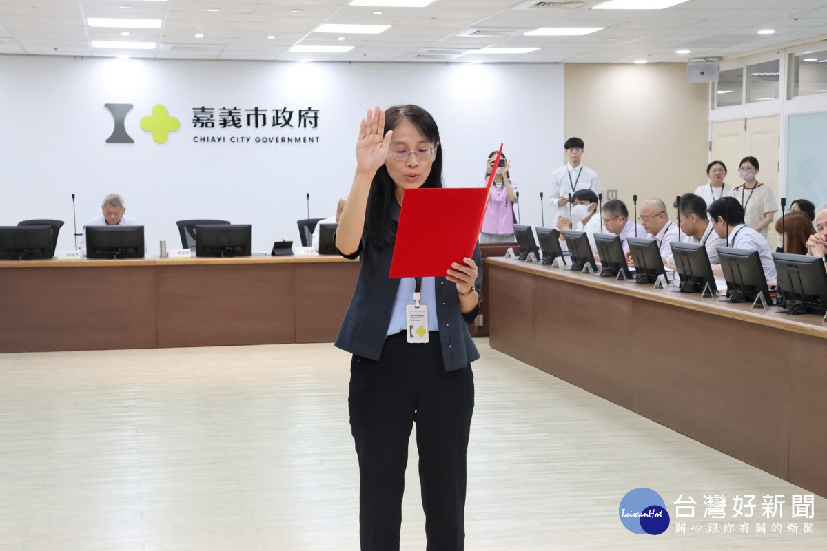 嘉義市政府今(7)日於市務會議中舉行新任副秘書長及財政稅務局局長佈達宣誓典禮/市府提供
