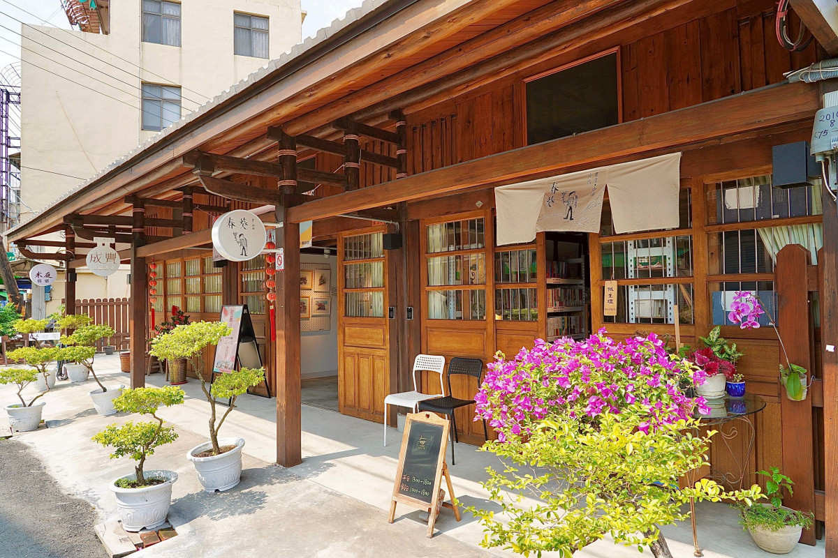「春葵 書 咖啡」藏身於90多年歷史的碾米廠內/嘉縣府提供