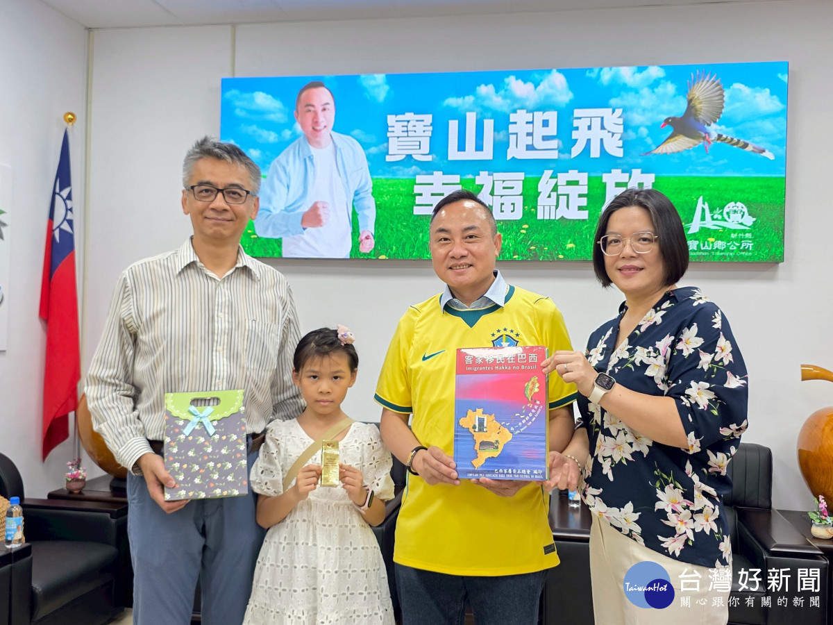 寶山鄉民古桂菊返鄉贈書　硬頸故事激勵下一代