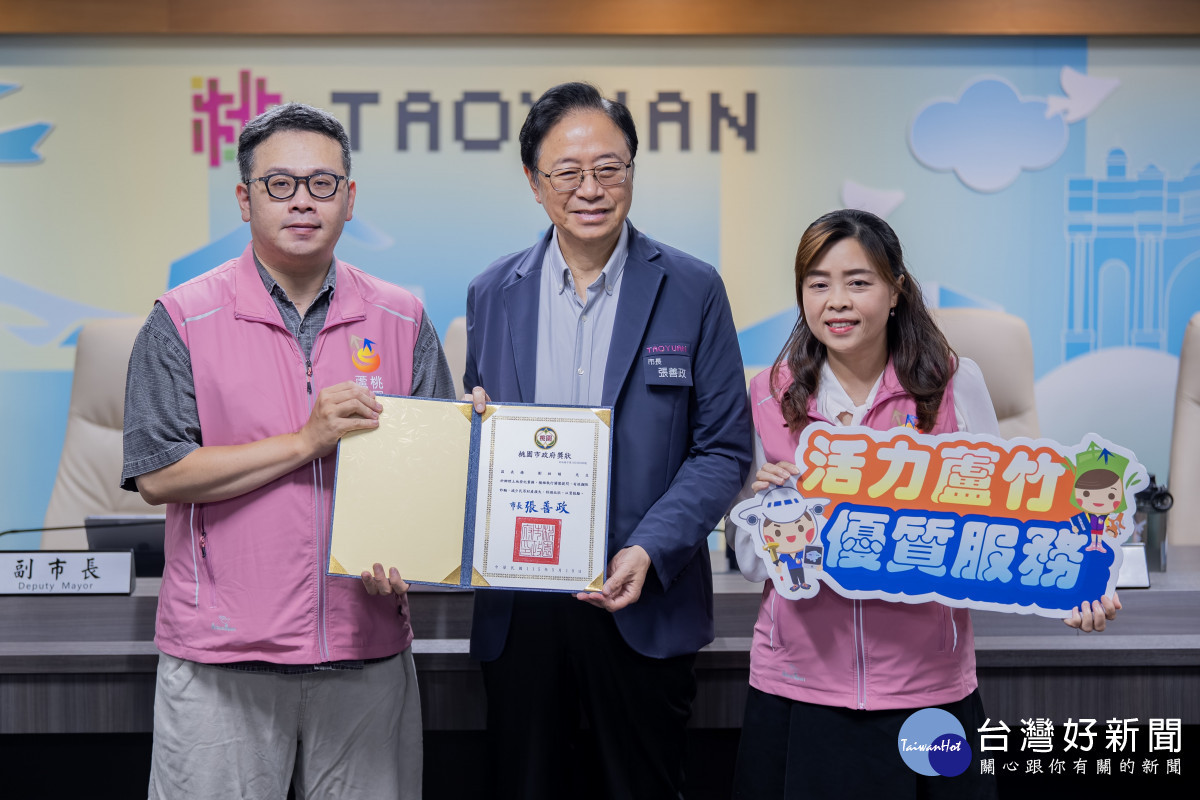 張市長頒發獎狀予4位地政事務所同仁。