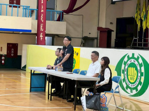 副分局長鄧伯群說明台灣交通法規、行人安全觀念及婦幼安全防護措施。
