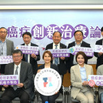 社團法人台灣年輕病友協會舉辦「2026癌症創新治療論壇」，邀集健保署、健康台灣推動委員會、立法委員、醫界專家與病友團體共同出席，攜手推動癌症創新治療可近性與醫療平權。（前排左至右）立法委員王正旭國會辦公室主任陳柏儒、立法委員陳昭姿、衛生福利部中央健康保險署顏家瑞副署長、社團法人台灣年輕病友協會潘怡伶創會理事長、立法委員陳菁徽、立法委員廖偉翔、健康台灣推動委員會沈延盛委員。（後排左至右）國立台灣大學醫學院附設醫院魏凌鴻主治醫師、臺北榮民總醫院腫瘤醫學部楊慕華部主任、台灣乳房醫學會陳芳銘理事長、林口長庚紀念醫院蘇柏榮主治醫師、社團法人台灣年輕病友協會劉桓睿秘書長。