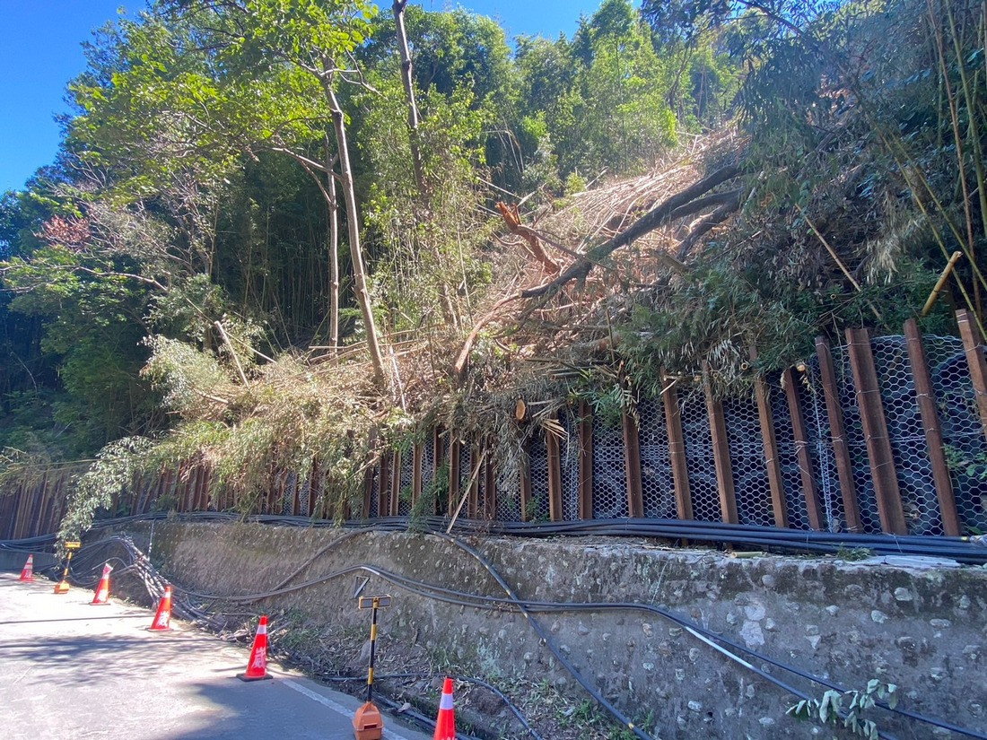曾發生邊坡崩坍及落石，經搶修已恢復通行。（縣府提供）