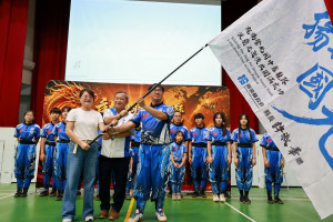 王副縣長為營北國中舞龍隊授旗。（縣府提供）