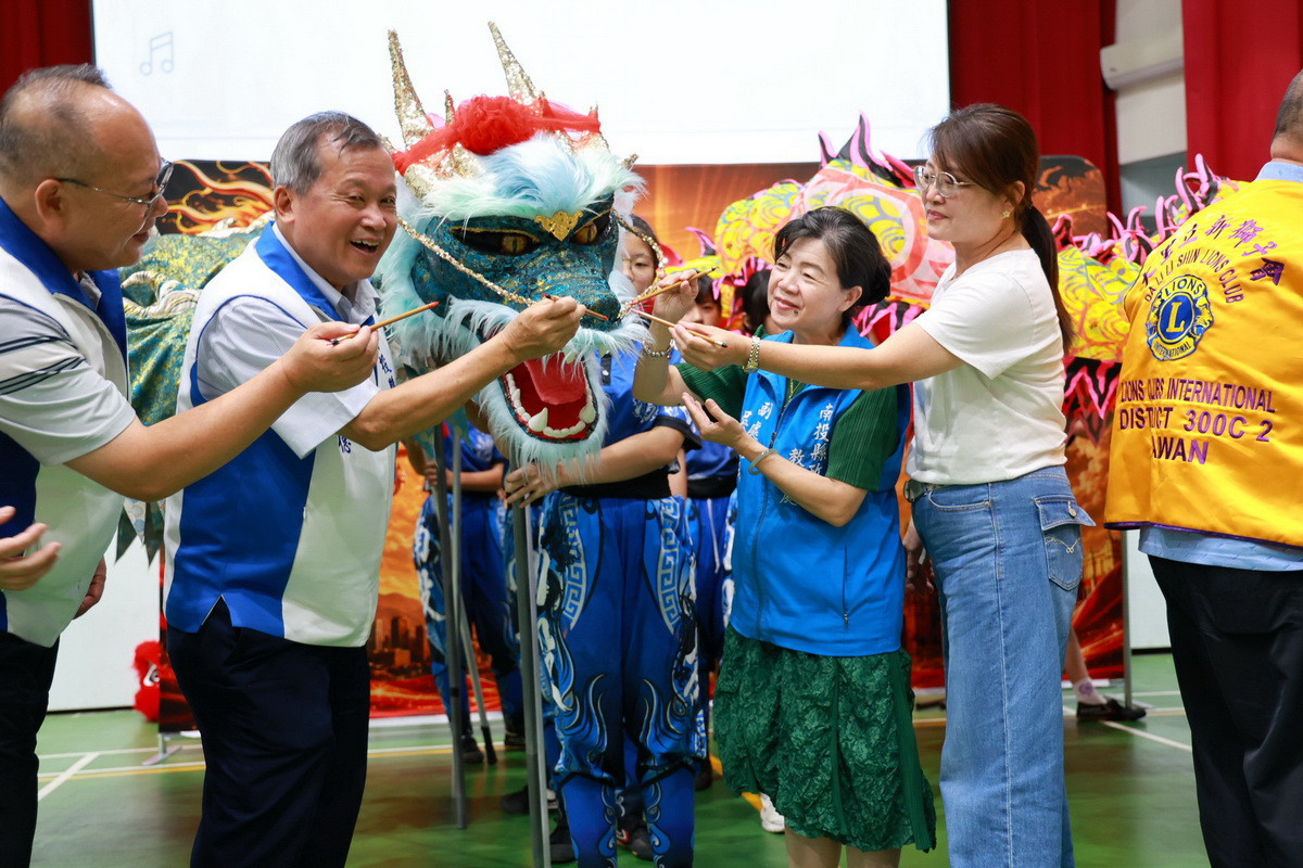 王副縣長等為客家龍進行祥龍點睛。( 縣府提供)