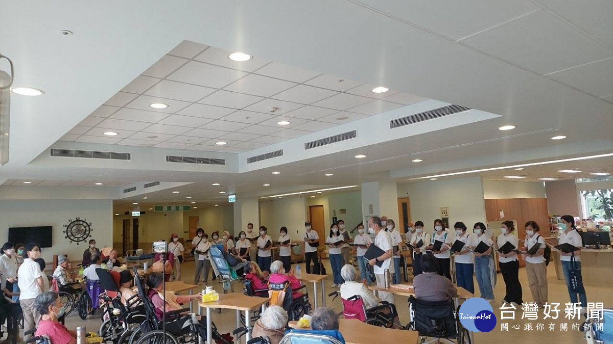 中原大學教職員詩班於花蓮門諾醫院壽豐分院護理之家獻詩,以歌聲陪伴長輩,傳遞關懷與祝福。
