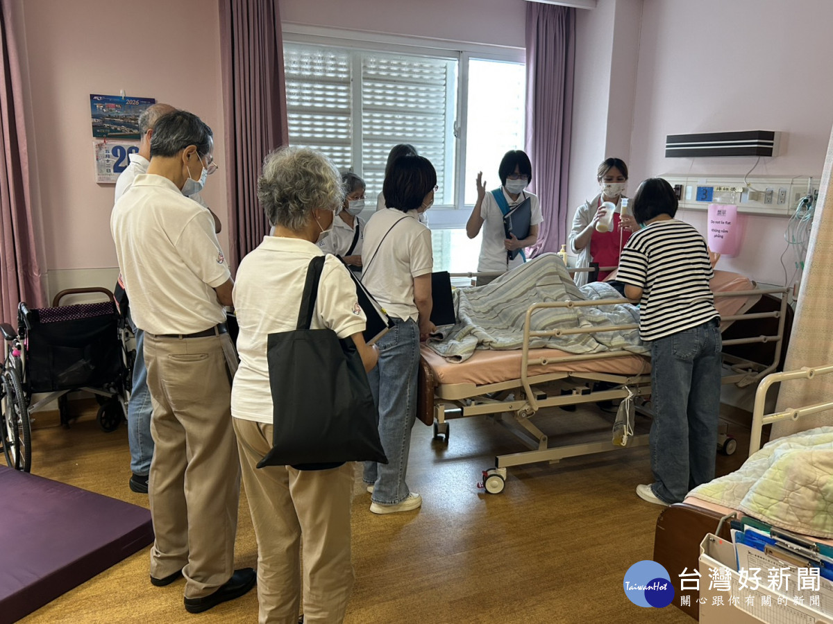 中原大學教職員詩班走入花蓮門諾醫院壽豐分院護理之家病房,透過詩歌與祝禱傳遞關懷。