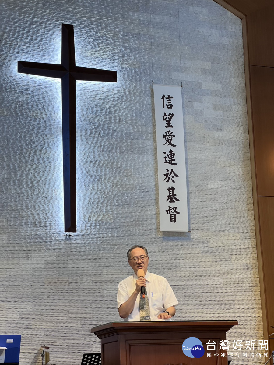 中原大學李信毅校牧於美崙教會分享信息,與會眾分享詩歌在信仰生命中的力量。