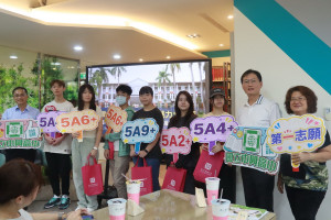中興高中新生中有多名5A+同學選擇在地升學。（記者扶小萍攝)