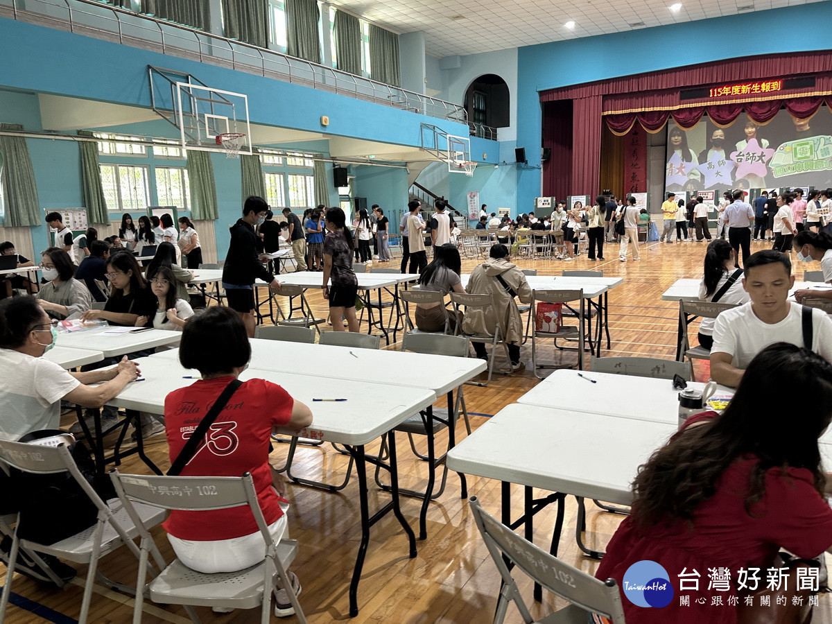 今日新生報到校園充滿青春活力。（記者扶小萍攝）