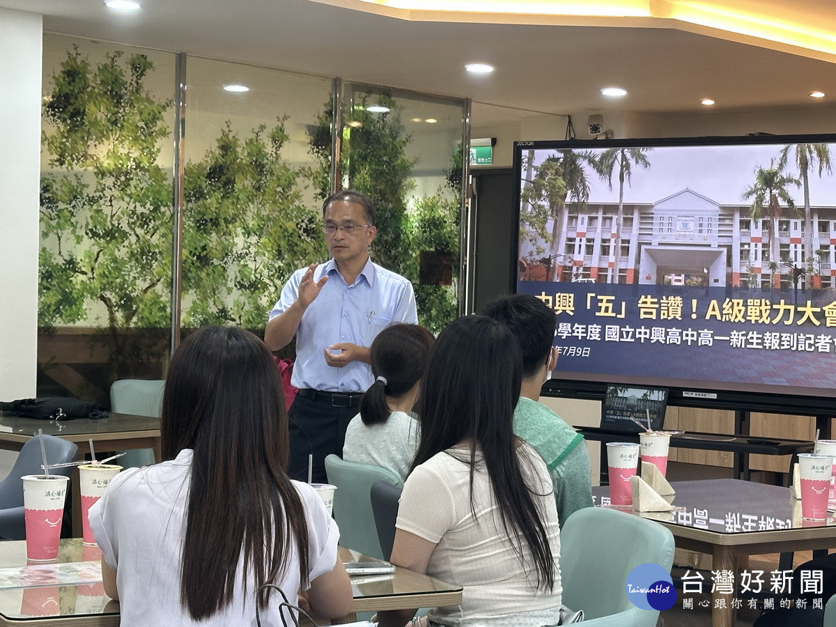 陳校長對A級同學給予勉勵。（記者扶小萍攝）