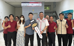救護車捐贈典禮由消防局長龔永信代表受贈。