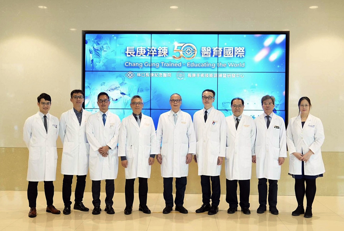 長庚手術技能訓練暨研發中心成果發表會,陳建宗院長(右5)及葉集孝副院長(右4)等合影。(林口長庚醫院提供)
