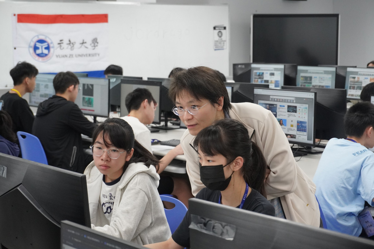 陳怡蒨老師指導學生完成 AI 小助手的設定，協助學生熟悉操作流程，提升數位應用能力
