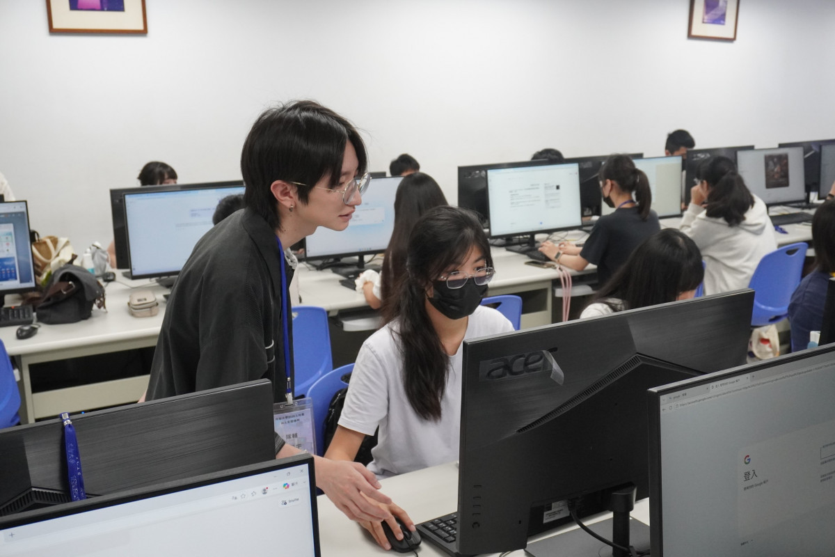 藝設系助教耐心指導同學，協助完成作品製作，並提供實作技巧與創作建議