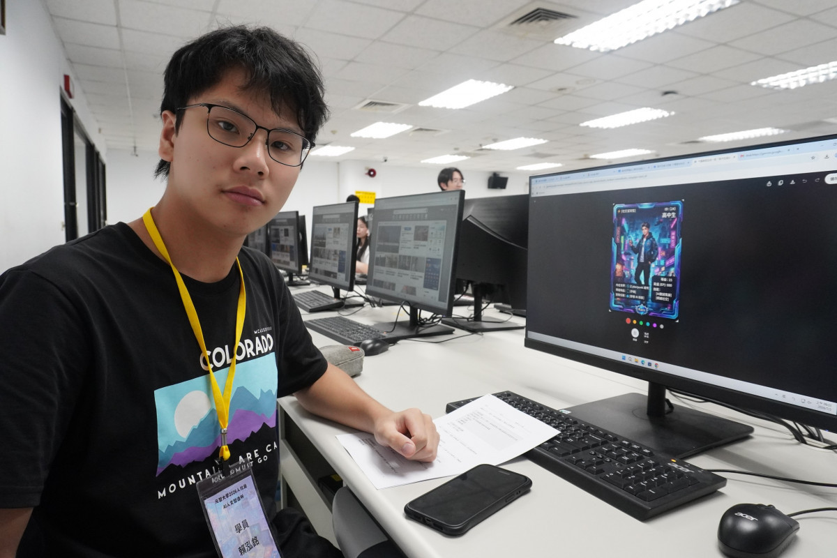 賴泓銘同學向大家展示自己完成的作品，分享創作成果與學習心得