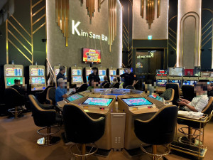 第二分局查獲新竹市一家電子遊藝場涉嫌經營賭博電玩。