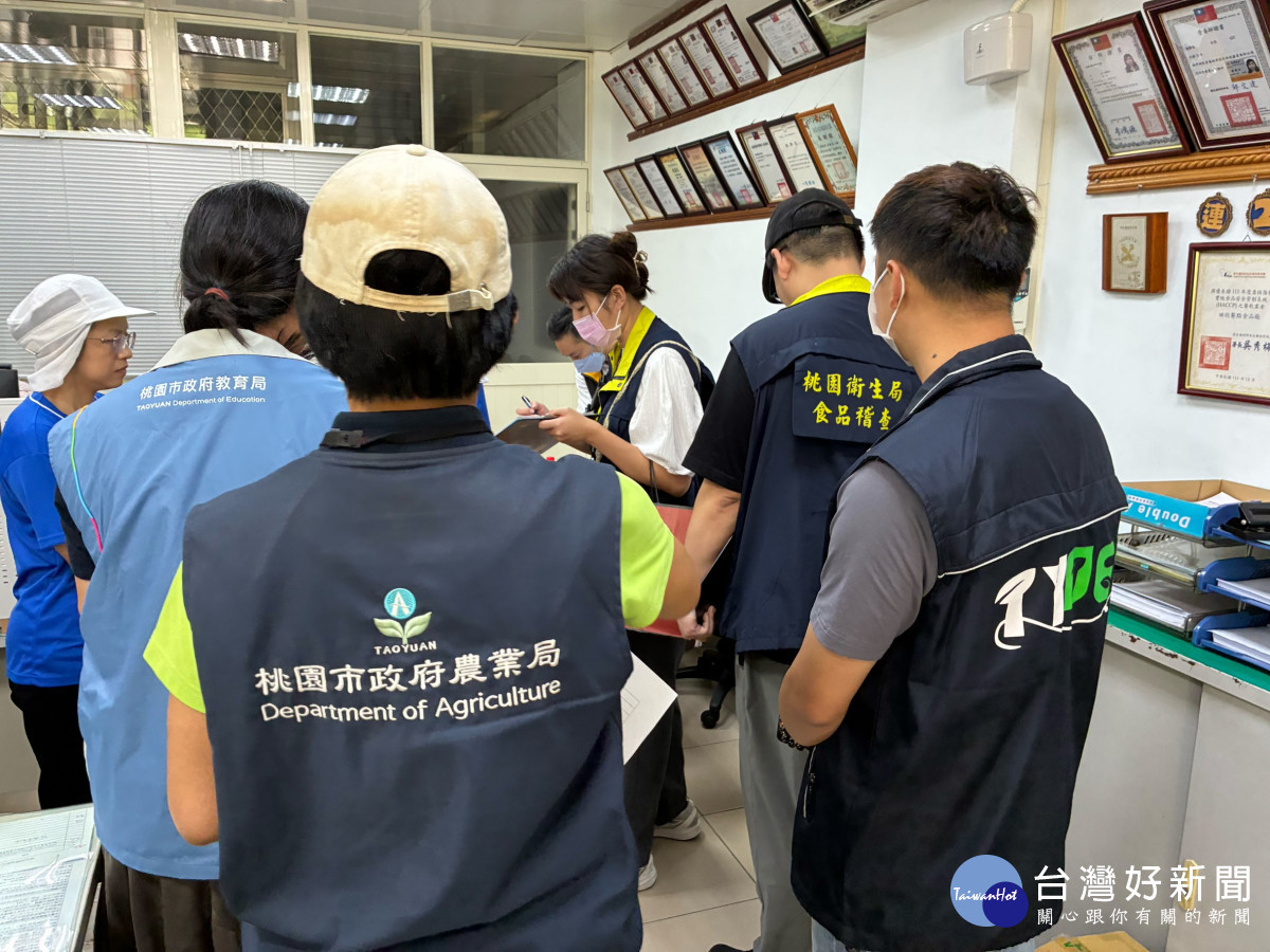 桃園市政府針對未依規定下架之業者依法嚴處,會同有關單位針對校園團膳業者稽查,全力防堵疑慮產品流入市面,確保市民飲食安全。