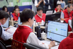 台中市政府巴威颱風風災災害應變中心一級開設，台中市長盧秀燕主持會議，關注颱風動態。(圖/台中市政府網站擷取)