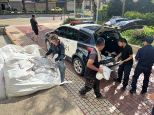 中壢區民眾領取沙包。