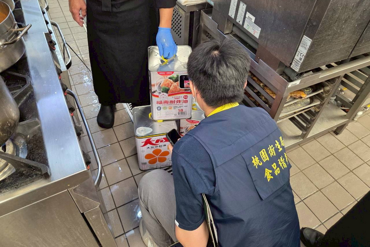 桃市府拚時效護食安, 首件油品「義美純葵花油」抽驗提前三天完成確認合格。<br />