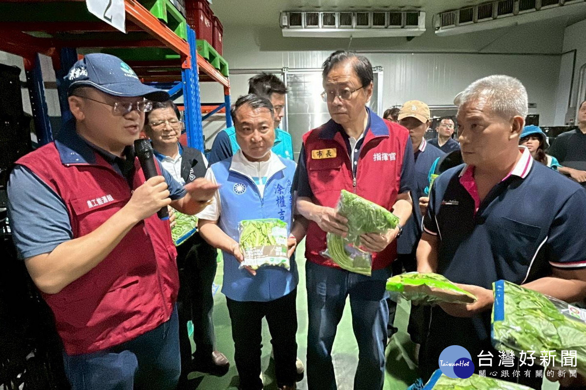 因應巴威颱風來襲,桃園市長張善政視察蔬菜防颱整備與公糧收購作業。<br />