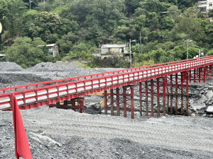 仁愛鄉暫封閉塔羅灣溪鋼構便橋。（仁愛鄉公所提供）