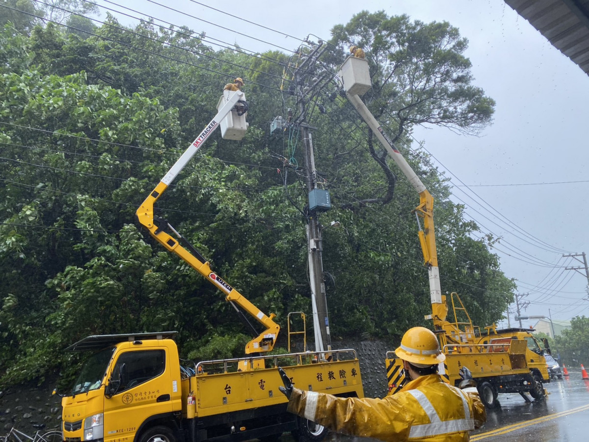 巴威襲台多處停電及設備受損　台電北西區處加派人力搶修