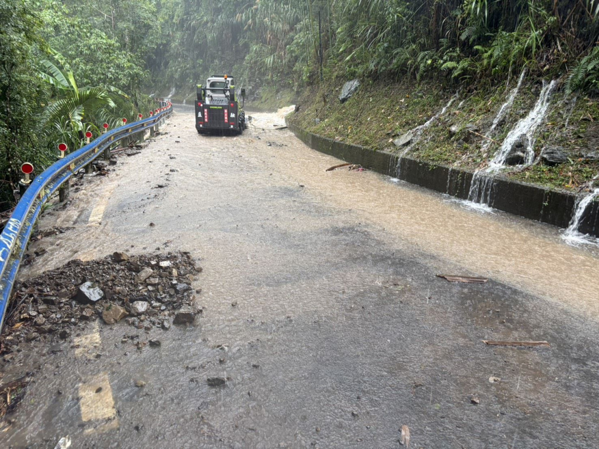 山區雨勢大,山路道路因豪雨成災。