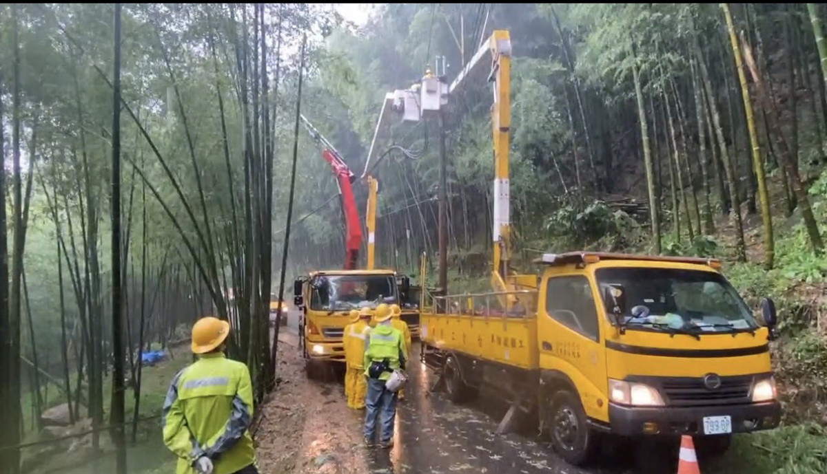 鹿谷羊彎搶修。( 台電南投區處提供)
