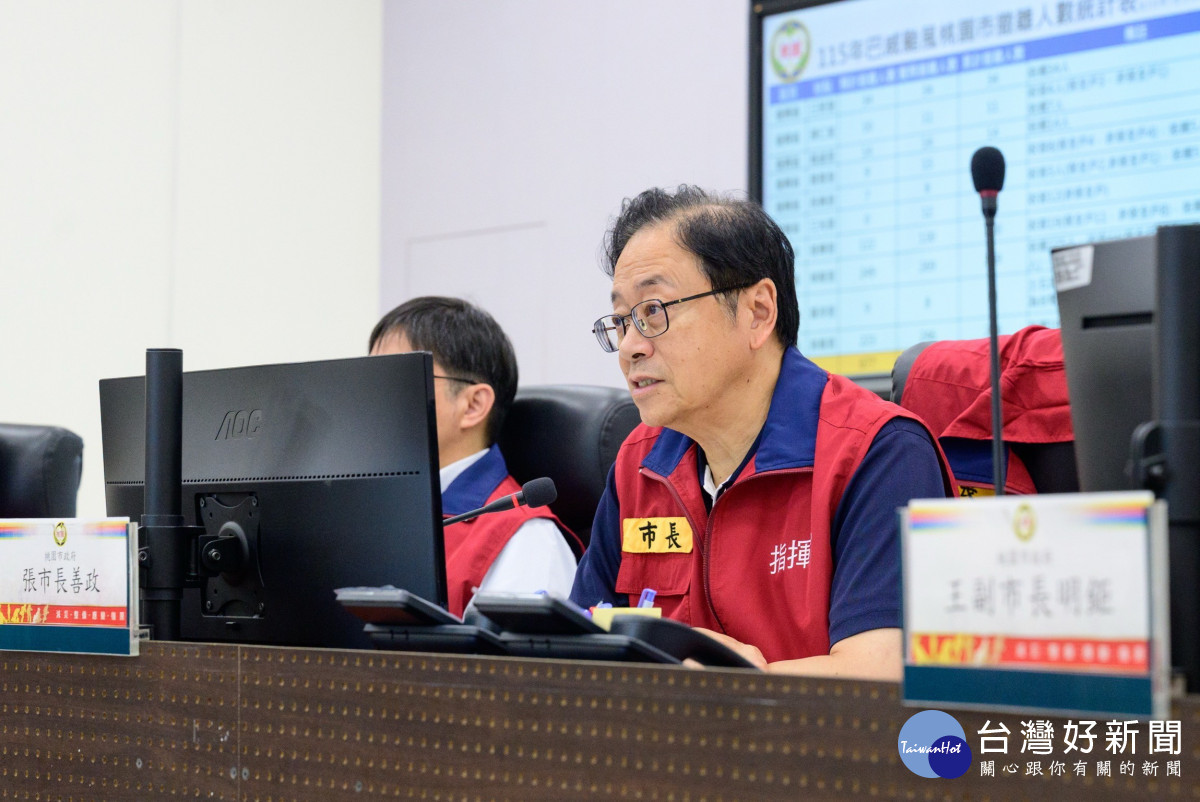 桃園市長張善政11日晚間主持「巴威颱風第三次工作會議」。