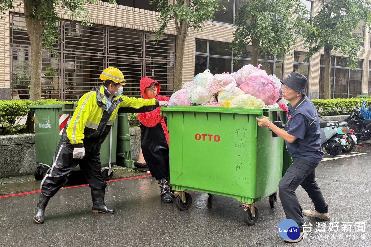 「巴威」颱風過境,桃園環保局總動員清理災後環境恢復市容。