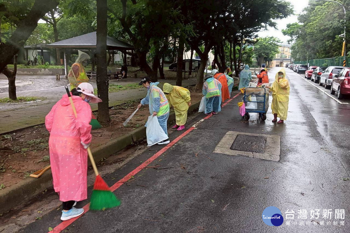 「巴威」颱風過境,桃園環保局總動員清理災後環境恢復市容。