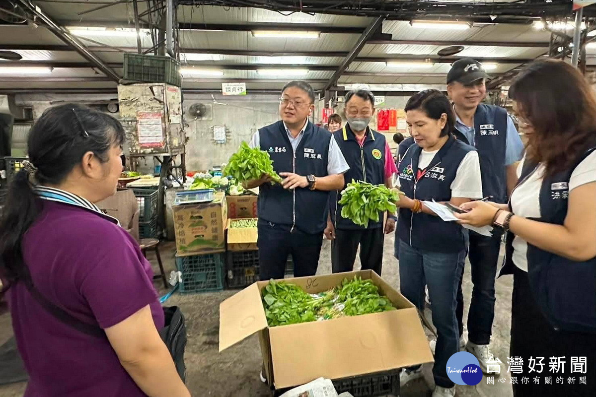 桃園市政府農業局長陳冠義會同相關人員前往市場關心交易量及價格。