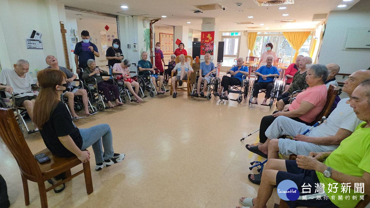 網紅教練親臨彰化榮家　帶領養護長輩活力律動動出健康