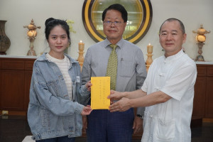 中華宏宗傳統文化推廣協會捐助急難救助善款10萬6,000元，由總指導高維陽（右）代表送上。
