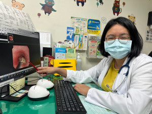 衛福部豐原醫院黃伃㚬醫師指出，12歲男童誤吞塑膠藥匙，緊急進行胃鏡取出3公分藥匙。
