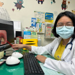 衛福部豐原醫院黃伃㚬醫師指出，12歲男童誤吞塑膠藥匙，緊急進行胃鏡取出3公分藥匙。