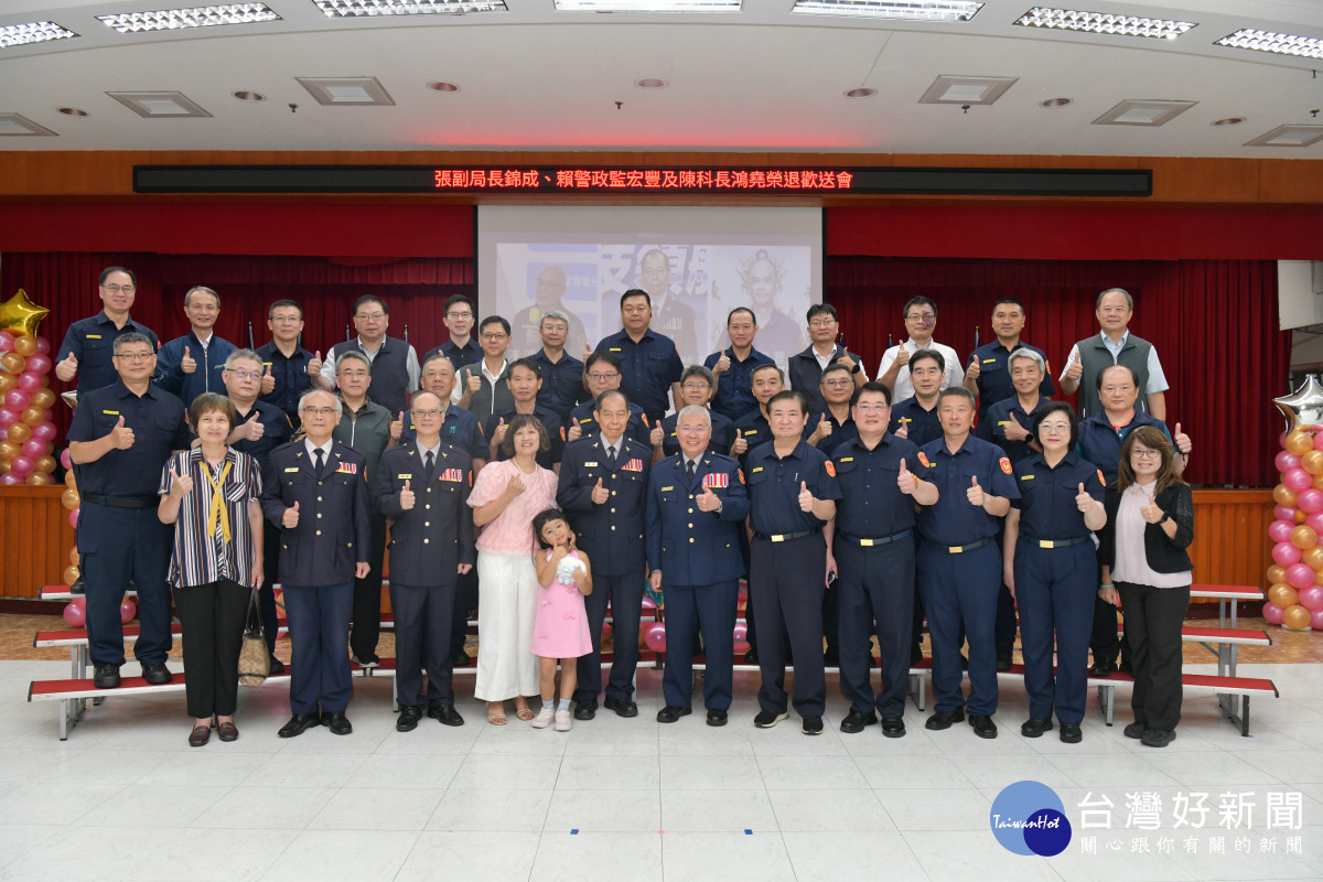 張錦成副局長等屆齡退休　新北警局長方仰寧致贈禮券祝福