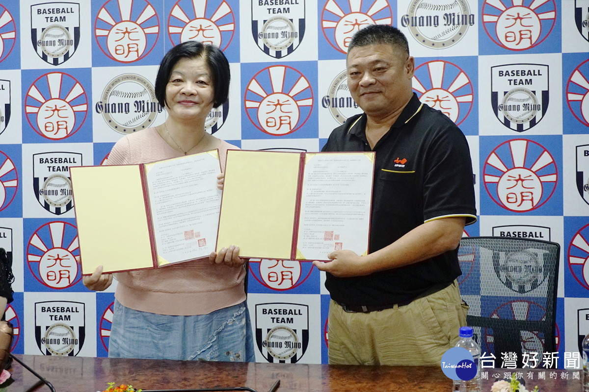 光明國中校長范菁華、迎廣科技副理江長濱代表完成每年200萬元認養光明國中棒球隊簽約。<br />
