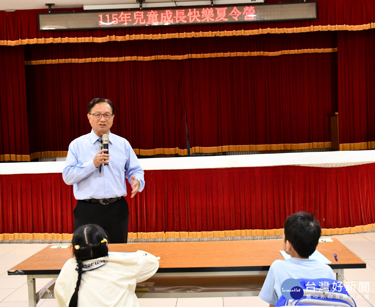 林世賢市長歡迎小朋友們參加公所的成長營活動,另提醒暑假期間如外出戲水務必由大人。圖/彰化市公所提供