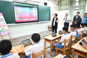 彰化縣全面完成校園照明優化 縣長出題，與學生互動。