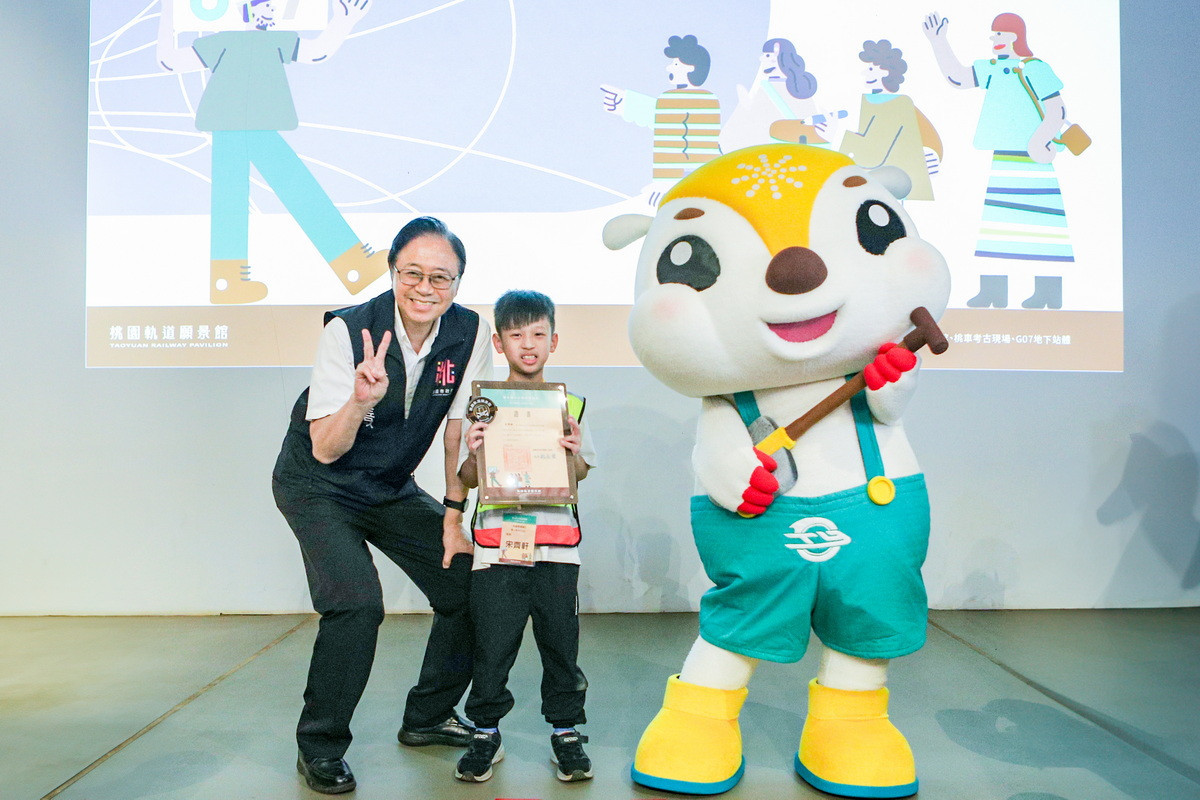 桃園市長張善政為小小軌道推廣員進行授證。<br />