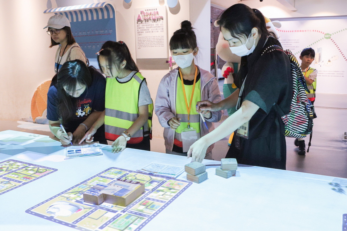 「小小軌道推廣員」參觀桃園軌道願景館。<br />