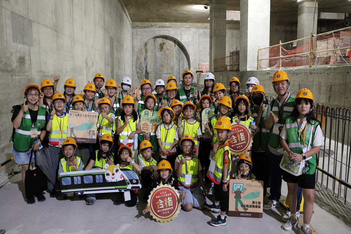 「小小軌道推廣員」走進捷運綠線G07站工區大合影。<br />