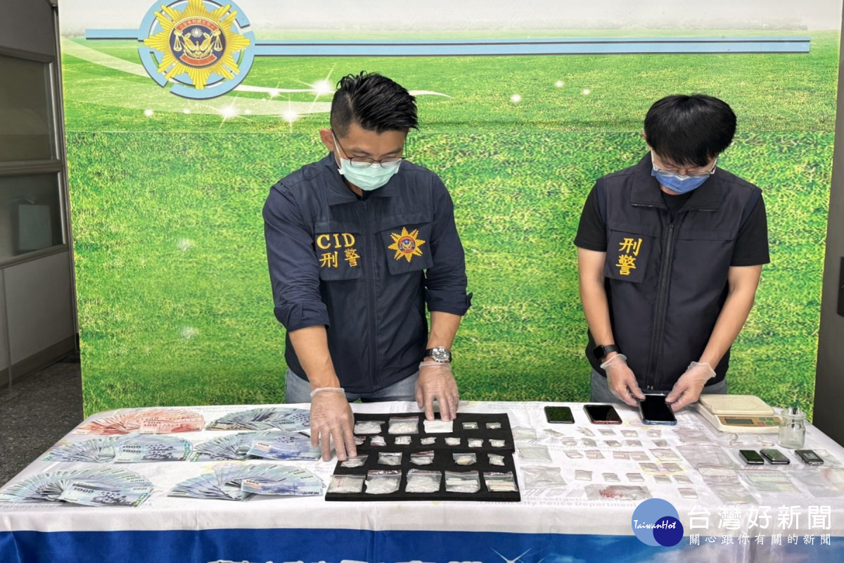 台南警方查獲毒品等証物。